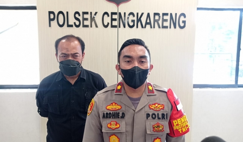 Kapolsek Cengkareng, Kompol Ardhie Demastyo saat memberikan keterangan. (Foto: PMJ News)