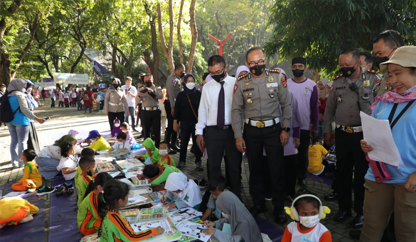 Ditlantas Polda Metro Jaya memberikan edukasi disiplin berlalu lintas kepada ribuan anak di Pasar Seni Ancol. (Foto: PMJ News/TMC Polda Metro)