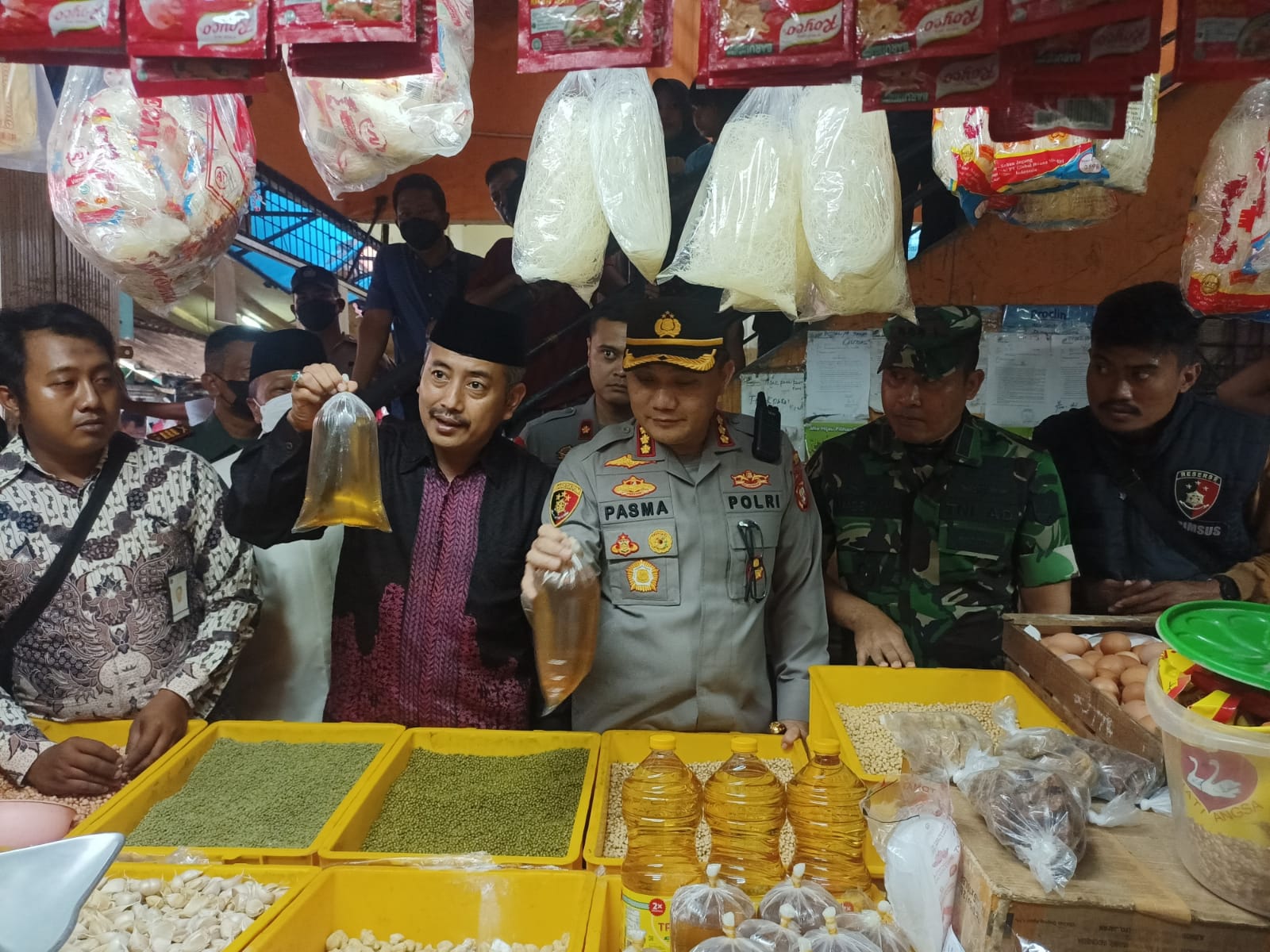 Jajaran Polres Jakbar bersama Tiga Pilar meninjau Pasar Kopro di Grogol Petamburan. (Foto: PMJ News). 