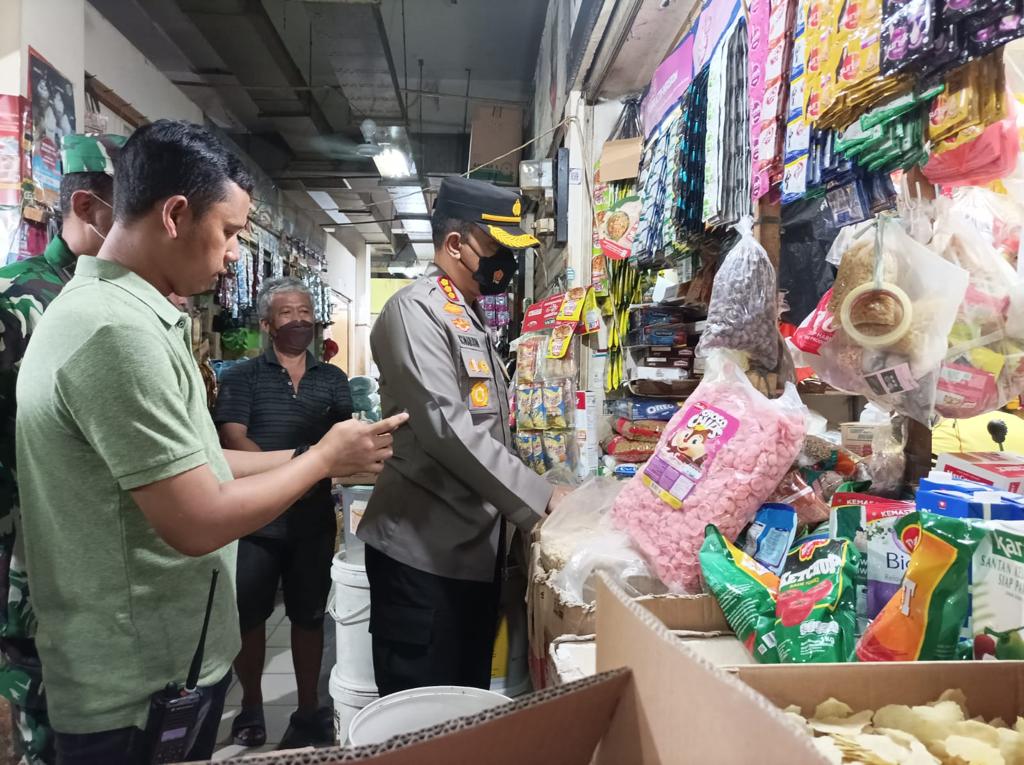Kapolres Jakpus dan Dandim cek HET migor di Pasar Johar Baru. (Foto: PMJ News). 