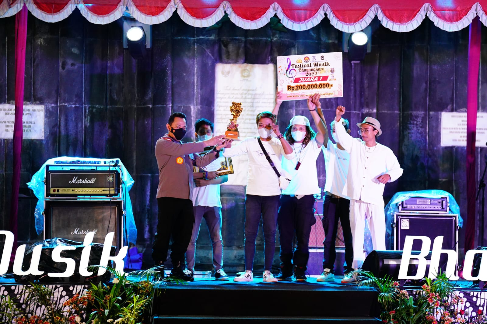 Kapolri Jenderal Listyo Sigit Prabowo memberi hadiah ke juara festival musik jalanan. (Foto: PMJ/Dok Polri).  