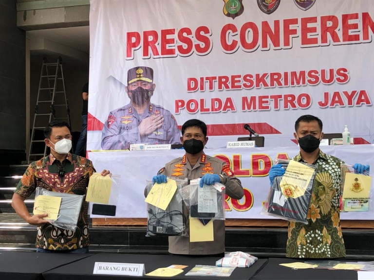 Kabid Humas Polda Metro Jaya, Kombes Pol Endra Zulpan tunjukkan barang bukti. (Foto: PMJ/Yeni). 