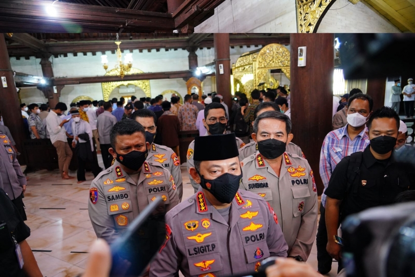 Kapolri Jenderal Listyo Sigit Prabowo saat melayat mantan Ketua Umum PP Muhammadiyah Buya Ahmad Syafii Maarif. (Foto: PMJ News)