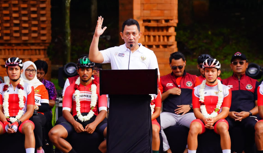 Kapolri Jenderal Listyo Sigit Prabowo memberi arahan kepada kontingen sepeda Indonesia Sea Games. (Foto: PMJ News)