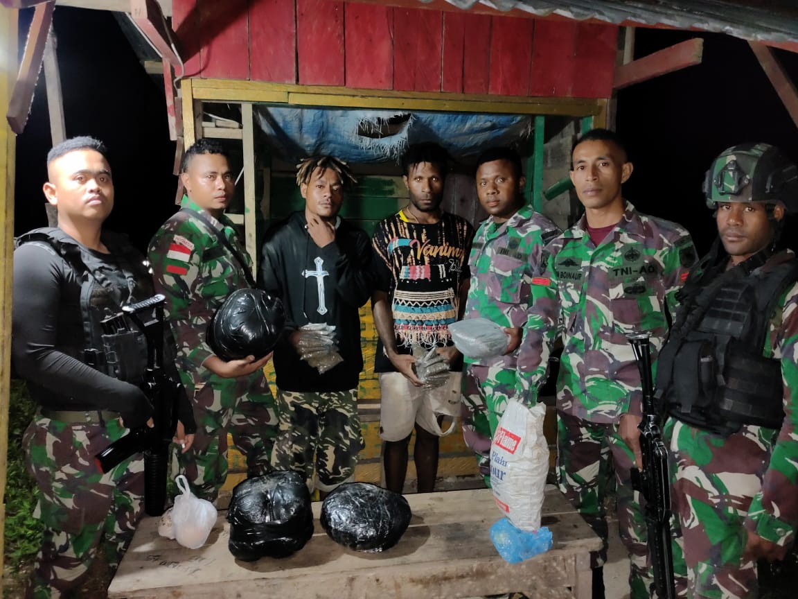 Personel TNI melakukan penangkapan kepada dua orang pemuda pembawa ganja seberat 5 Kg di daerah perbatasan