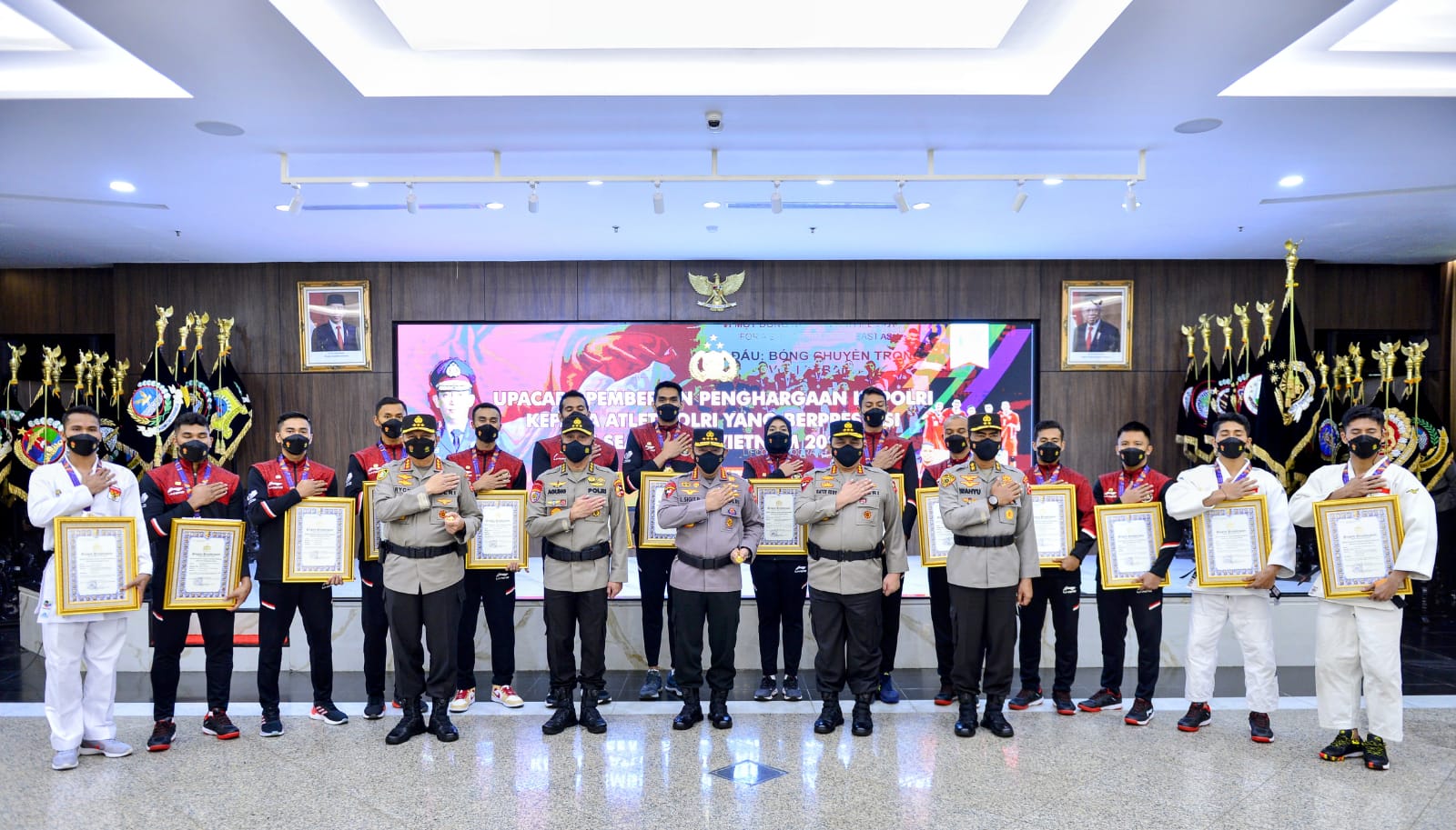 Kapolri berikan penghargaan sebagai bentuk apresiasi kepada personel Polri sebagai atlet. (Foto: PMJ News)
