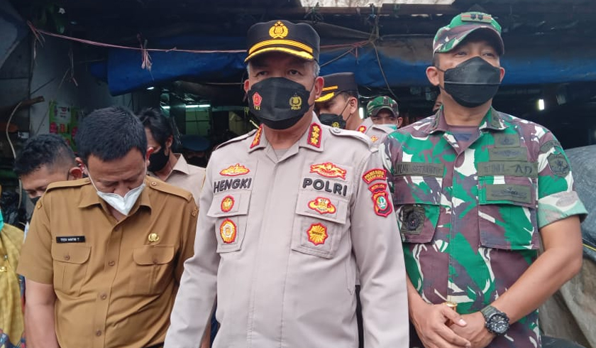 Kapolres Metro Bekasi Kota bersama 3 Pilar Kota Bekasi mengecek harga eceran minyak goreng di Pasar Bantargebang. (Foto: PMJ News)