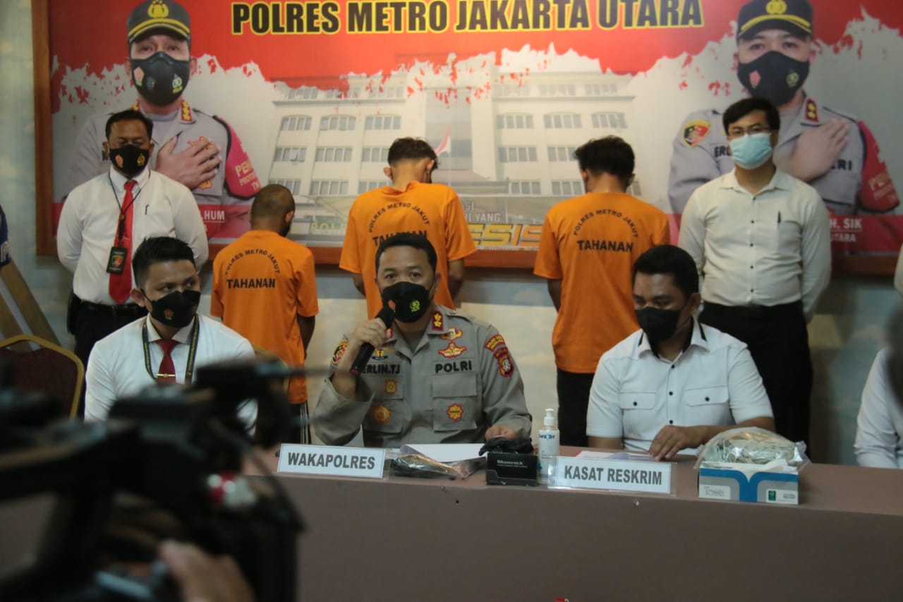 Polres Jakut gelar preskon kasus pencurian disertai pemerkosaan oleh 3 pria. (Foto: PMJ News). 