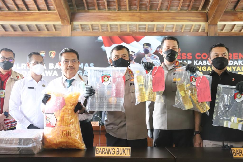 Ditreskrimsus Polda Jateng bersama Polresta Banyumas mengungkap kasus minyak goreng kemasan tanpa ijin edar. (Foto: PMJ News). 