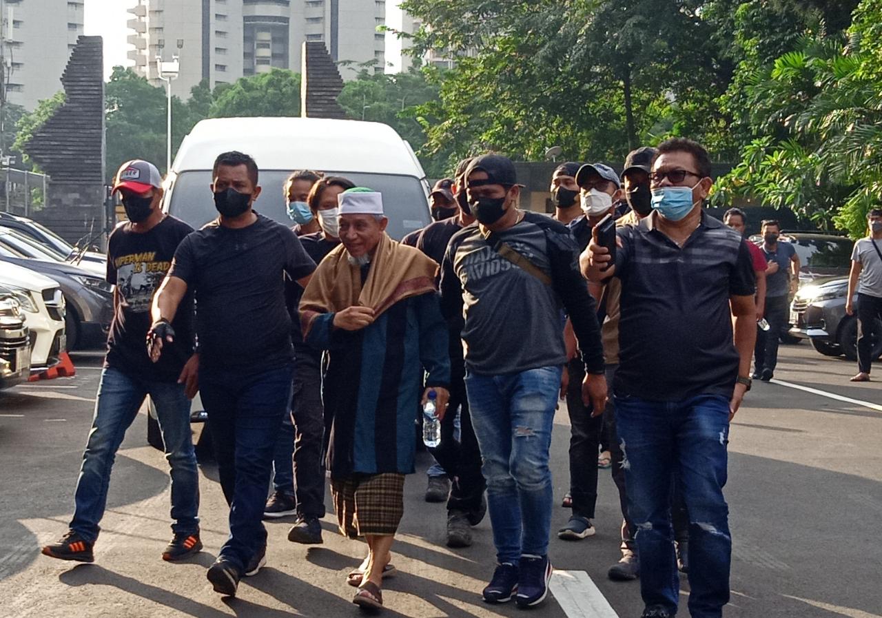 Pimpinan Khilafatul Muslimin Abdul Qadir Baraja saat tiba di Polda Metro Jaya. (Foto: PMJ/Yeni). 