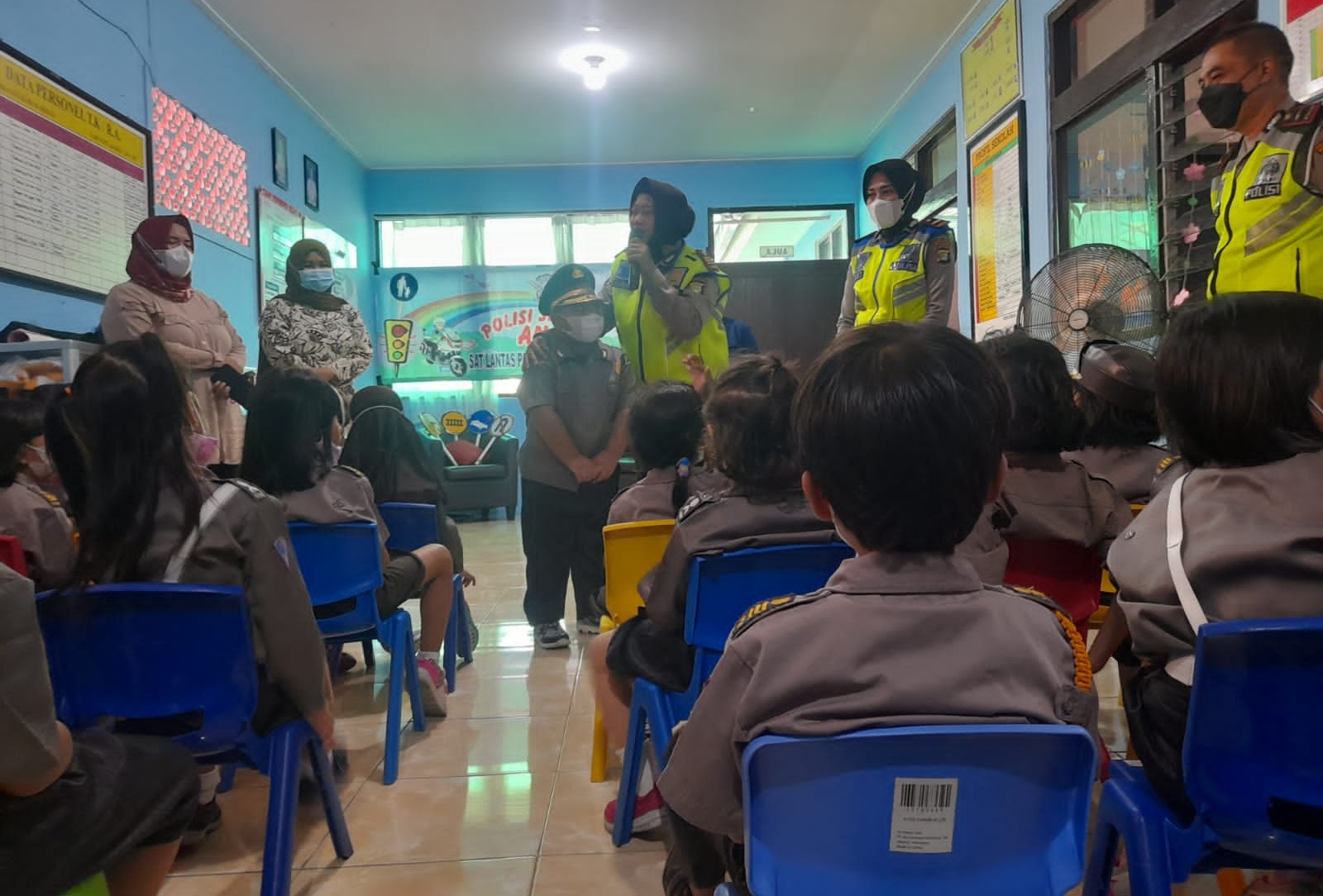 Satlantas Polres Metro Bekasi Kota melaksanakan kegiatan Polisi Sahabat Anak dengan mengunjungi TK Bhayangkari 56. (Foto: PMJ News)
