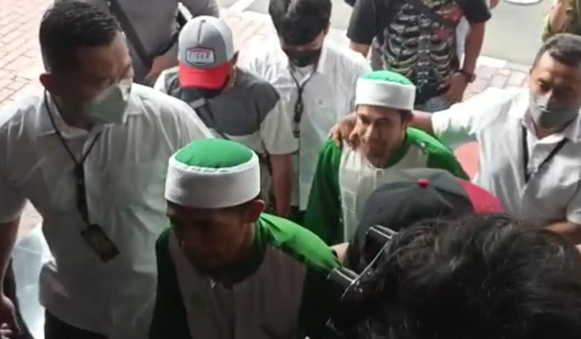 Dua orang anggota ormas Khilafatul Muslimin tiba di Mapolda Metro Jaya untuk menjalani pemeriksaan. (Foto: PMJ News/Fajar)