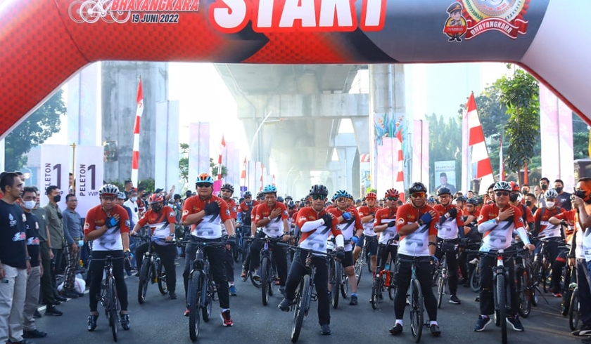 Kapolri Jenderal Listyo Sigit Prabowo mengikuti sepeda santai FunBike Semarak Bhayangkara. (Foto: PMJ News)