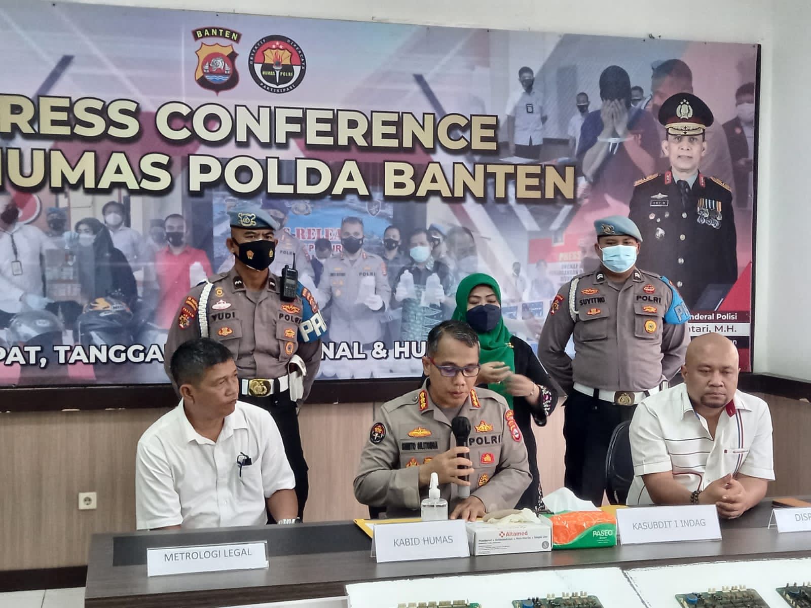 Keterangan Kabid Humas Polda Banten Kombes Pol Shinto Silitonga dan jajarannya. (Foto: PMJ News). 