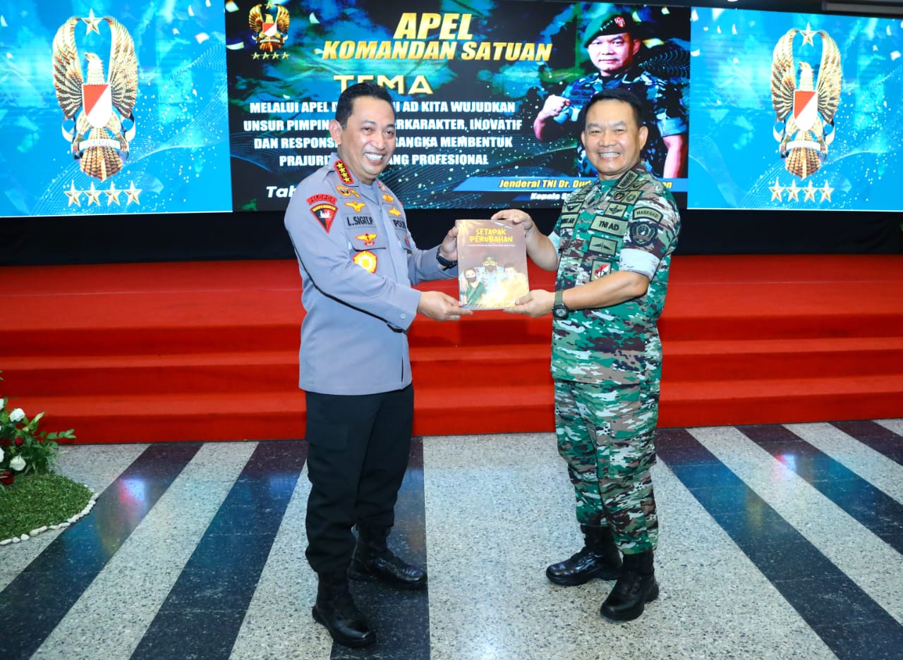 Kapolri menerima sebuah buku dari Kasad Jenderal Dudung Abdurrahman. (Foto: PMJ). 