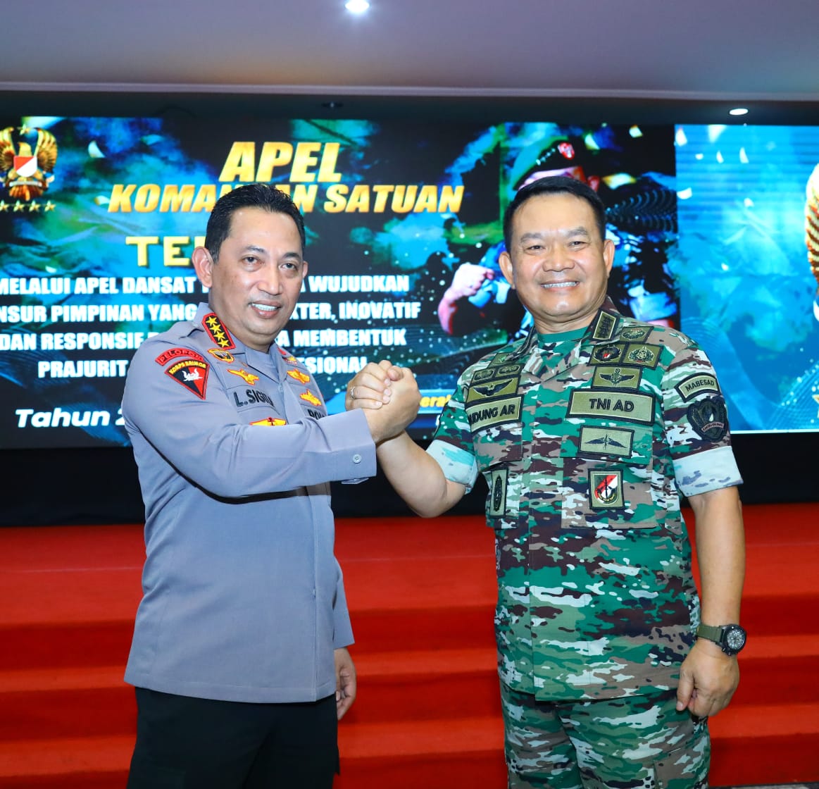 Kapolri Jenderal Listyo Sigit bersama Kasad Jenderal Dudung Abdurrahman tegaskan TNI-Polri Solid. (Foto: PMJ). 