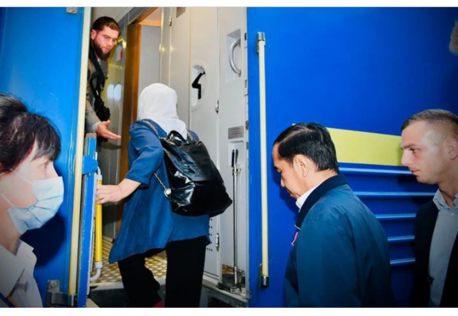 Presiden Jokowi dan Ibu Negara beserta pejabat RI menuju Ukraina pakai kereta api khusus. (Foto: Instagram Setkab)