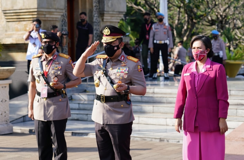 Kapolri Jenderal Listyo Sigit Prabowo berziarah ke Taman Makam Pahlawan  Kalibata, Jakarta Selatan. (Foto: PMJ News)