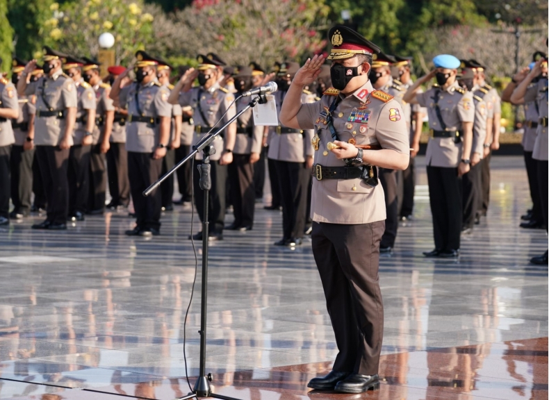Kapolri Jenderal Listyo Sigit Prabowo berziarah ke Taman Makam Pahlawan  Kalibata, Jakarta Selatan. (Foto: PMJ News)
