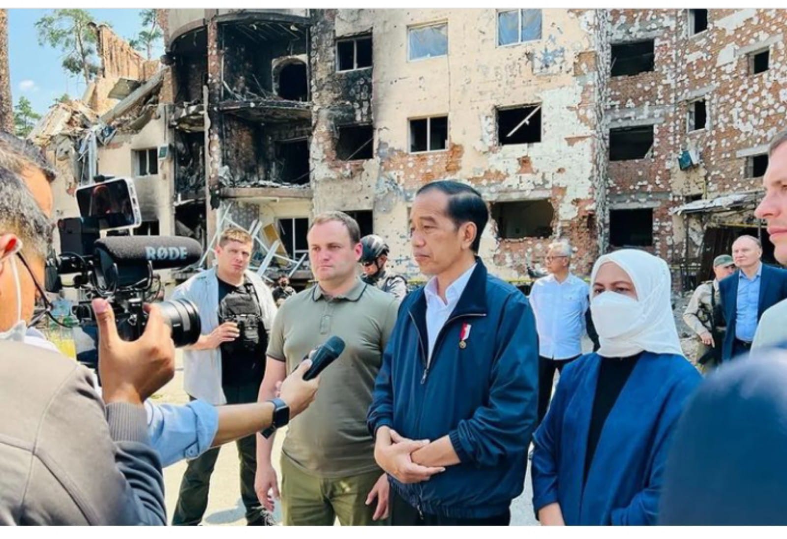Presiden Joko Widodo beserta Ibu Negara Iriana meninjau kompleks Apartemen Lipky di Kota Irpin Ukraina. (Foto: Instagram Setkab). 
