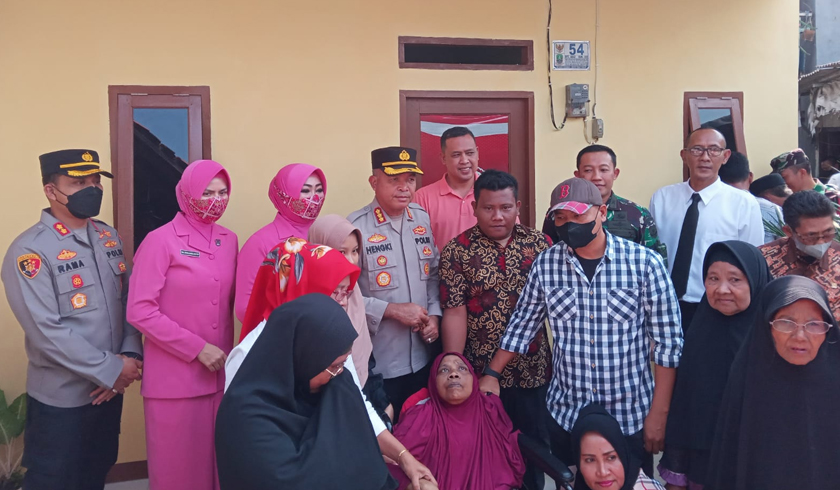 Kapolres Metro Bekasi Kota Kombes Pol Hengki menyerahkan kunci rumah program bedah rumah Rutilahu dalam rangka HUT Bhayangkara ke-76. (Foto: PMJ News)