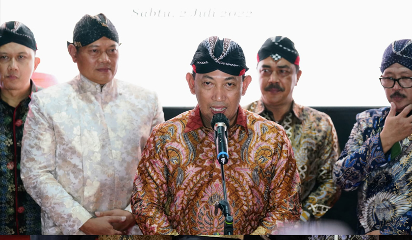 Kapolri Jenderal Listyo Sigit Prabowo membuka gelaran wayang kulit satu layar tiga dalang. (Foto PMJ News)