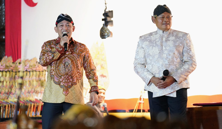 Kapolri Jenderal Listyo Sigit Prabowo membuka gelaran wayang kulit satu layar tiga dalang. (Foto PMJ News)