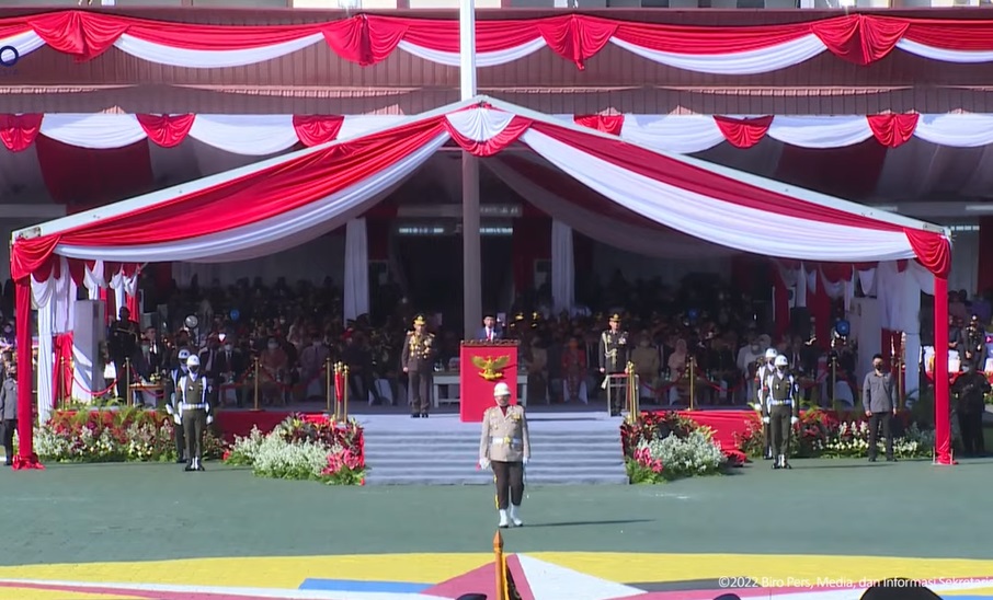 Presiden Jokowi menjadi inspektur upacara peringatan ke-76 Hari Bhayangkara yang berlangsung di Akademi Kepolisian, Semarang. (Foto: PMJ News/YouTube Setpres)