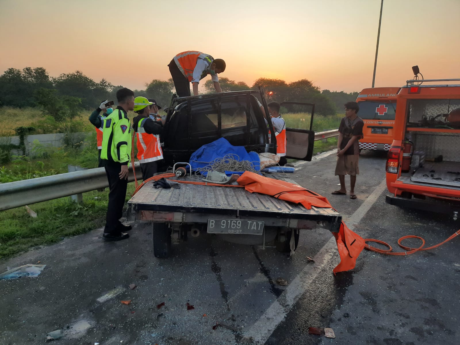 Kecelakaan mobil terjadi di Jalan Tol Tangerang-Merak KM 63.600 B arah Tangerang. (Foto: PMJ News)