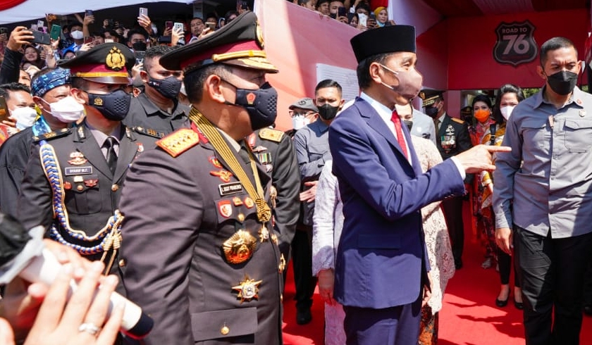 Presiden Jokowi bersama Kapolri Jenderal Listyo Sigit Prabowo saat HUT Bhayangkara ke-76. (Foto: PMJ News)