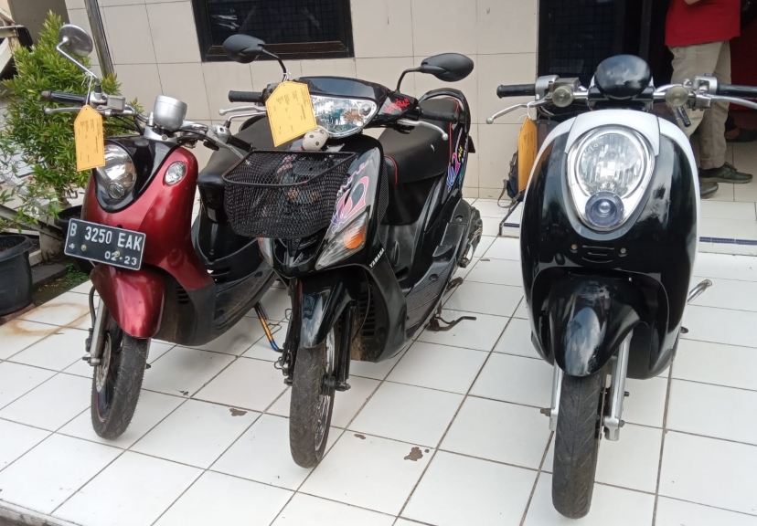 Barang bukti kasus pencurian sepeda motor yang diamankan Polsek Pondok Gede. (Foto: PMJ News)