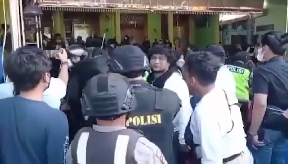 Suasana proses penangkapan pelaku pencabulan santriwati di Jombang yang dihalangi ratusan simpatisan. (Foto: PMJ News/Polri TV)