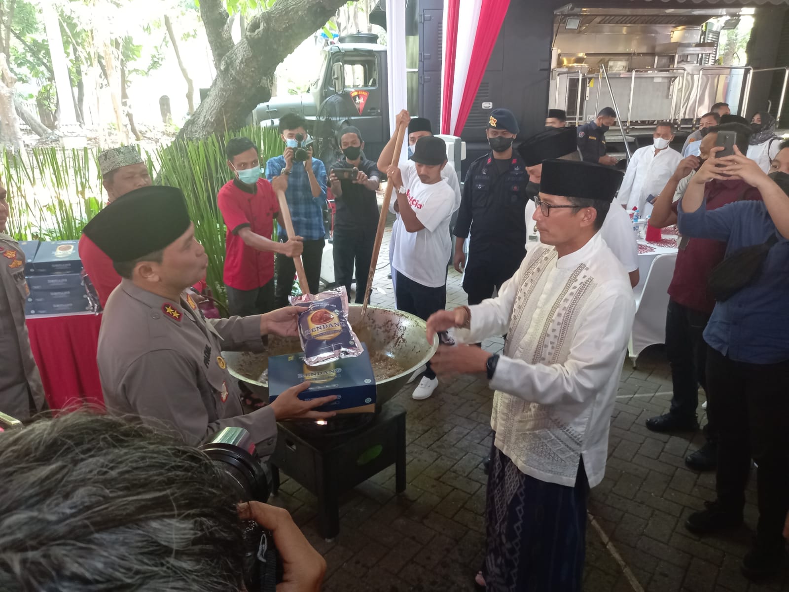 Kapolda Metro Jaya Irjen Pol Fadil Imran dan Menparekraf Sandiaga Uno memasak rendang Bersama. (Foto: PMJ News/ Istimewa)