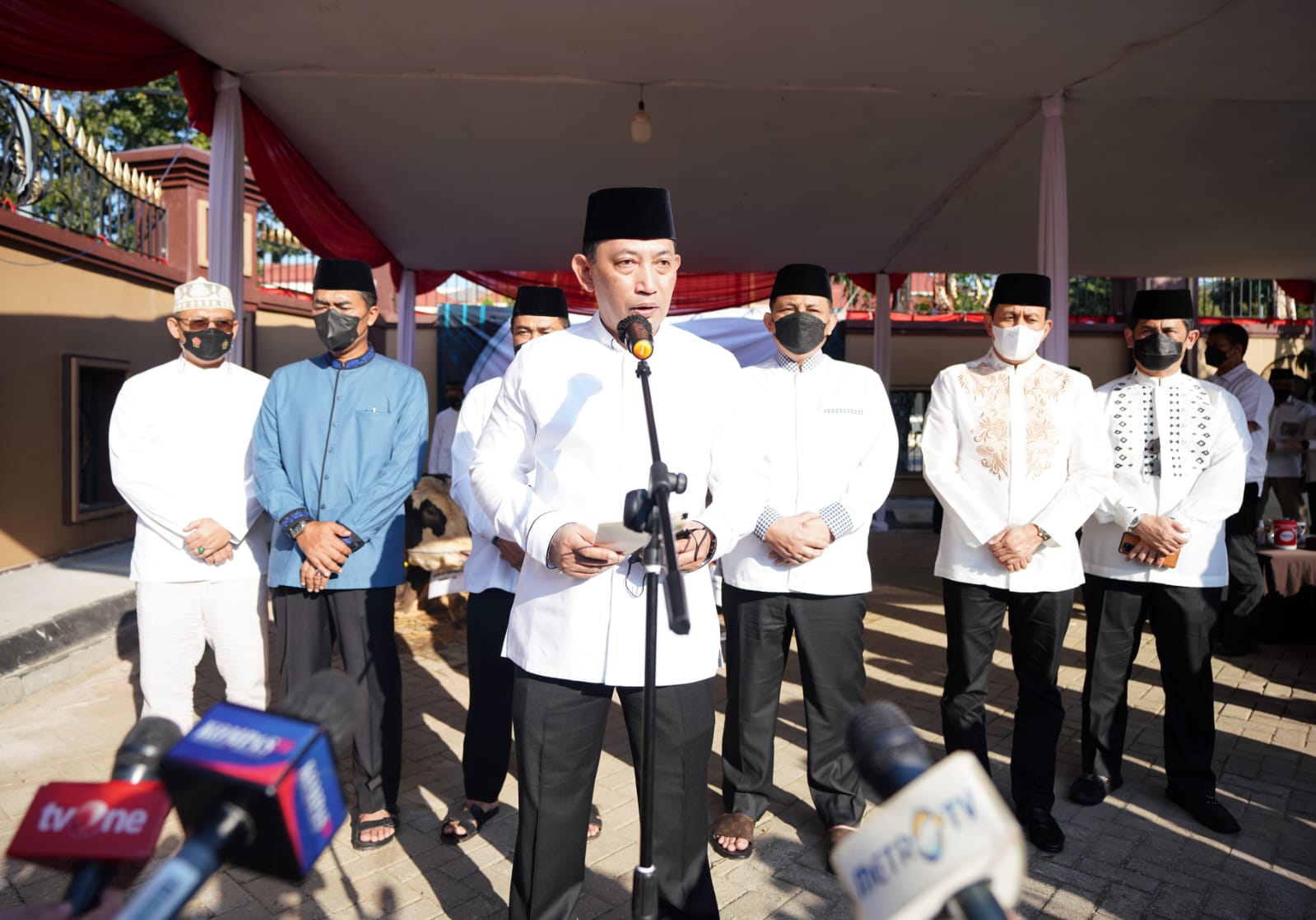 Kapolri Jenderal Listyo Sigit Prabowo secara simbolik menyerahkan 112 hewan kurban sapi . (Foto: PMJ News)