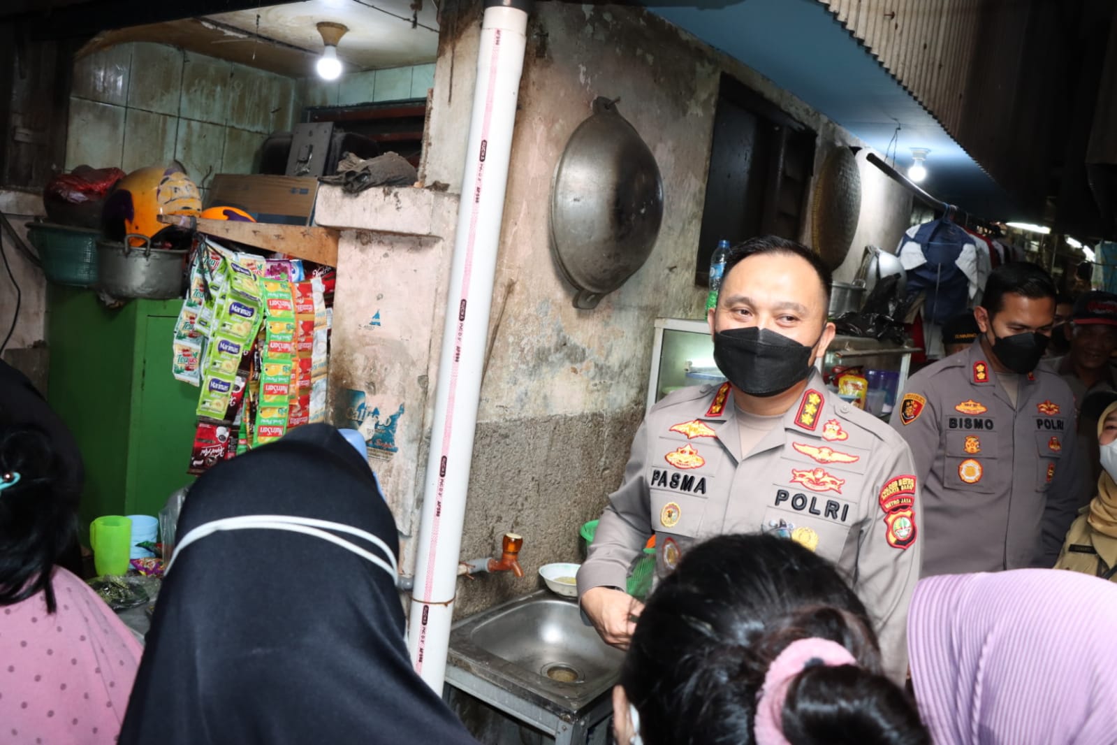 Polres Metro Jakarta Barat dan Polsek Tambora membagikan daging kurban siap saji. (Foto: PMJ News)