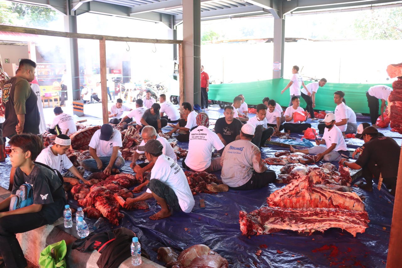 Kegiatan penyembelihan hewan kurban Polres Jakpus. (Foto: PMJ News). 