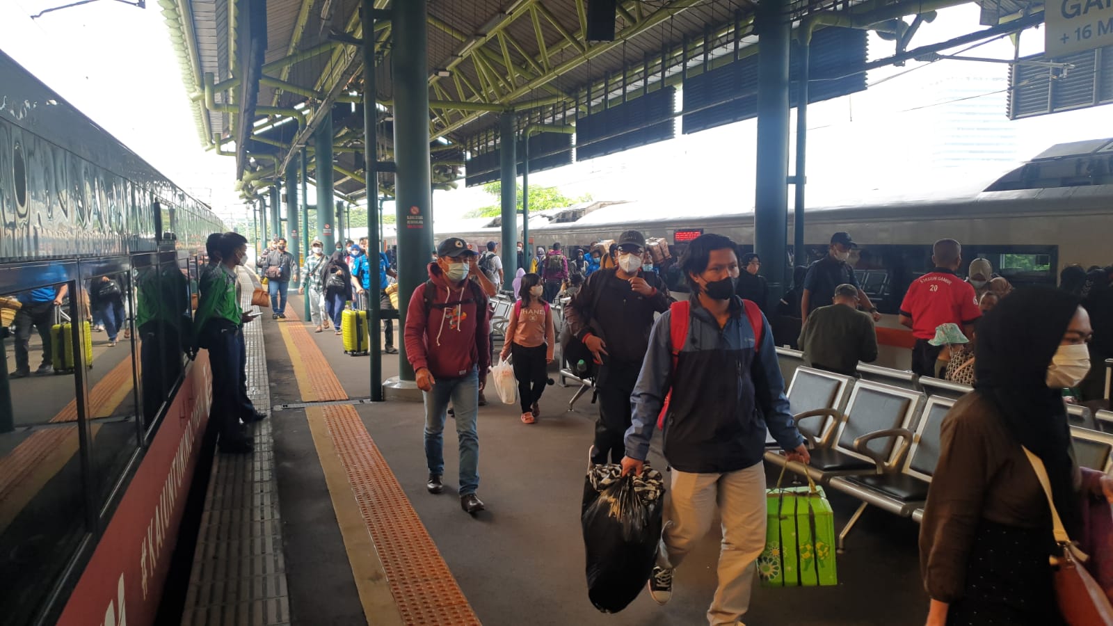 Perjalanan kereta api di stasiun. (Foto: PMJ News). 