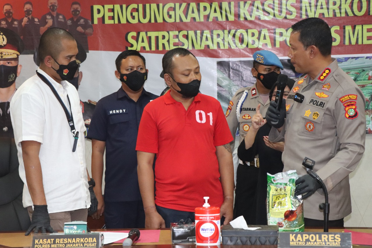 Tersangka (pakai baju tahanan warna merah) diamankan polisi. (Foto: PMJ News)