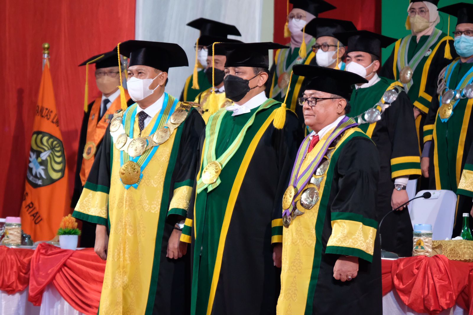Komjen Pol Gatot Eddy Pramono Msi resmi menyandang gelar sebagai Profesor atau Guru Besar Kehormatan Bidang Ilmu Hukum UNRI. (Foto: PMJ News). 