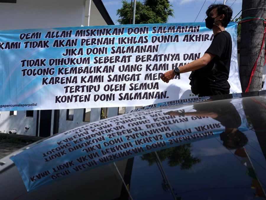 Karangan bunga dan spanduk hiasi halaman PN Bale Bandung. (Foto: Istimewa)