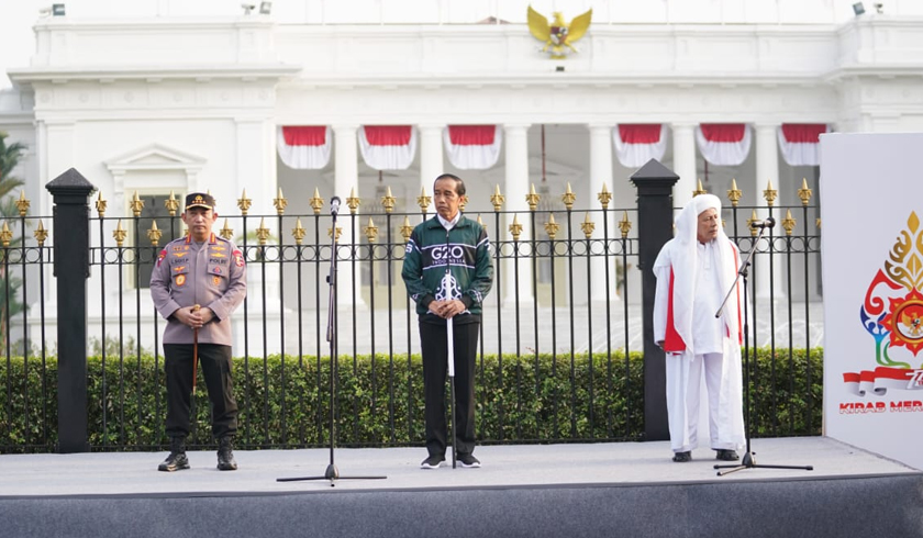 Presiden Jokowi bersama Kapolri Jenderal Listyo Sigit Prabowo dan Habib Luthfi bin Ali bin Yahya secara resmi melepas rombongan kirab Merah Putih. (Foto: PMJ News)
