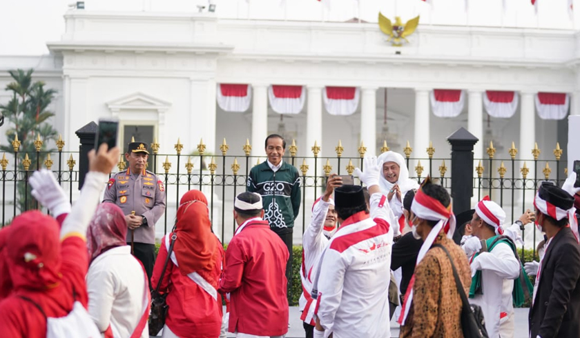 Presiden Jokowi bersama Kapolri Jenderal Listyo Sigit Prabowo dan Habib Luthfi bin Ali bin Yahya secara resmi melepas rombongan kirab Merah Putih. (Foto: PMJ News)