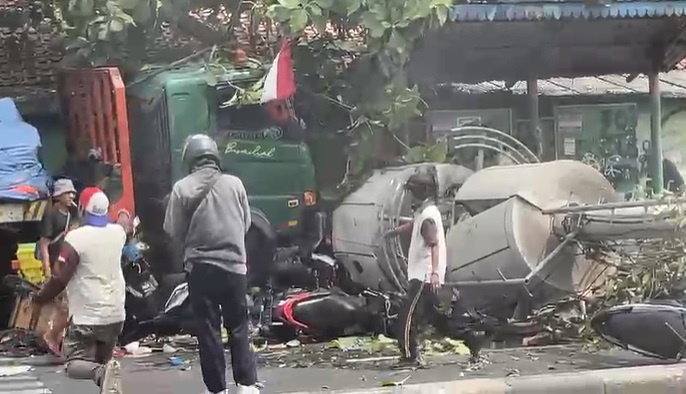 Kecelakaan maut truk trailer yang menabrak halte dan tiang BTS di Jalan Sultan Agung, Kranji, Kota Bekasi. (Foto: PMJ News/Istimewa)