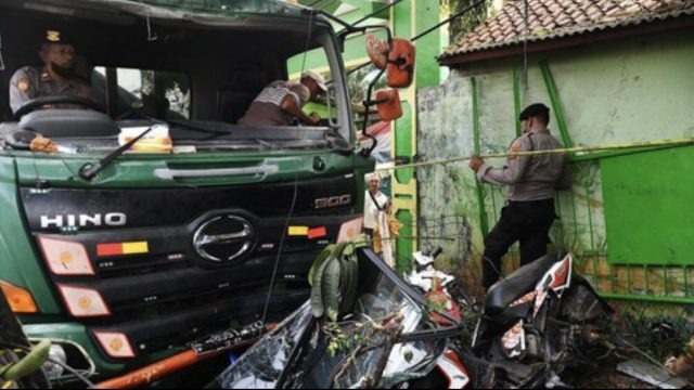 Truk trailer kecelakaan maut di Bekasi. (Foto: PMJ/NTMC)