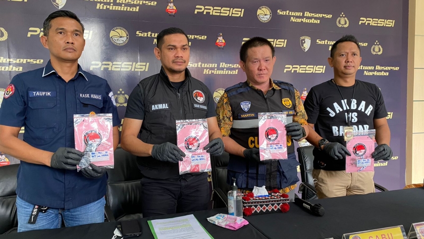 Keterangan Kasat Narkoba Polres Metro Jakarta Barat AKBP Akmal dan barang bukti narkoba yang diamankan polisi. (Foto: PMJ News)