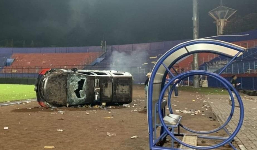 Akibat kerusuhan suporter di Stadion Kanjuruhan, Malang setidaknya 13 kendaraan dilaporkan rusak. (Foto: PMJ News/Istimewa)