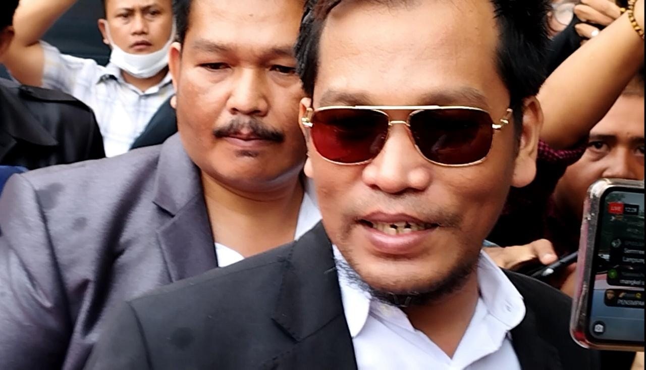 Kuasa hukum Rizky Billar, Adek Erfil Manurung mendatangi Polres Metro Jakarta Selatan. (Foto: PMJ News/Fajar)