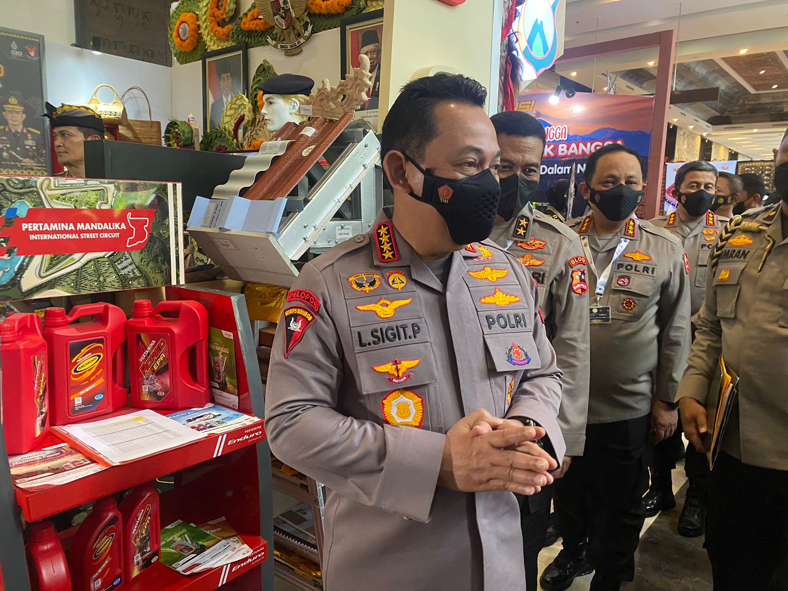 Kapolri Jenderal Listyo Sigit melihat langsung produk lokasi di Temu Bisnis Produk Dalam Negeri, Bali. (Foto: PMJ/Gtg). 
