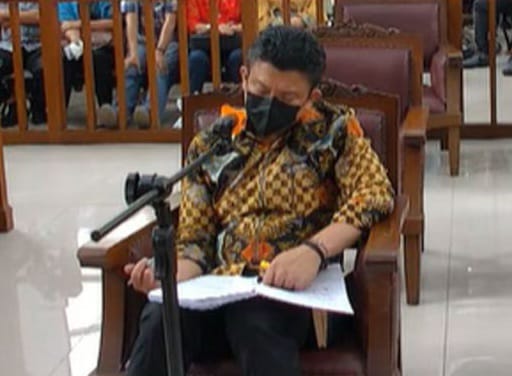 Terdakwa Ferdy Sambo duduk di kursi pesakitan saat sidang kasus pembunuhan Brigadir J. (Foto: PMJ/Screenshot). 