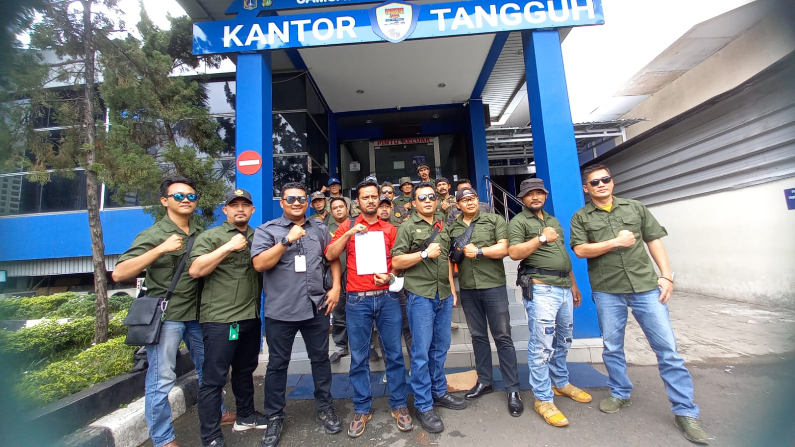 Sekjen Ormas Budaya Kasundaan Barisan Benteng Raya Padjadjaran AnggaSatria bersama anggotanya melapor ke Polda Metro Jaya. (Foto: PMJ/Gtg).  